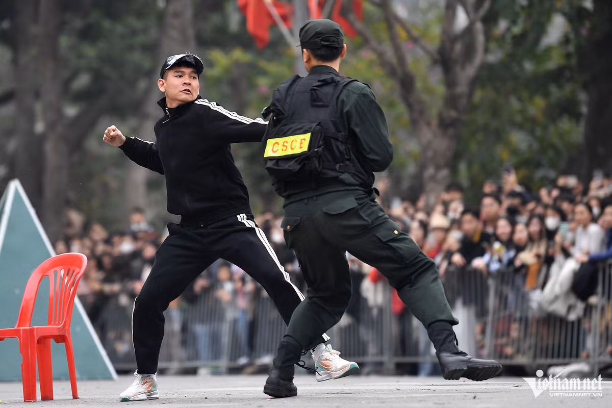 Các đối tượng có vũ khí và rất manh động, bất ngờ lao vào tấn công lực lượng an ninh.