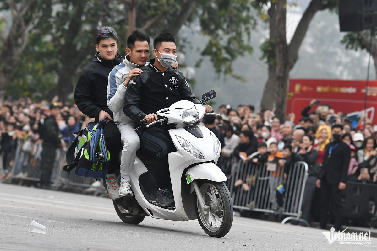 ột kịch bản khác, trên địa bàn X xuất hiện nhóm thanh niên kẹp ba phóng xe máy lạng lách, cầm theo vũ khí có kích cỡ lớn gây rối trật tự công cộng.