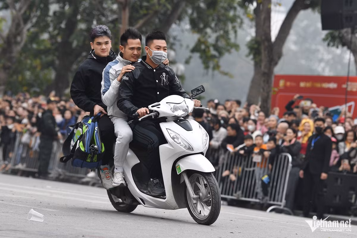 Một kịch bản khác, trên địa bàn X xuất hiện nhóm thanh niên kẹp ba phóng xe máy lạng lách, cầm theo vũ khí có kích cỡ lớn gây rối trật tự công cộng.