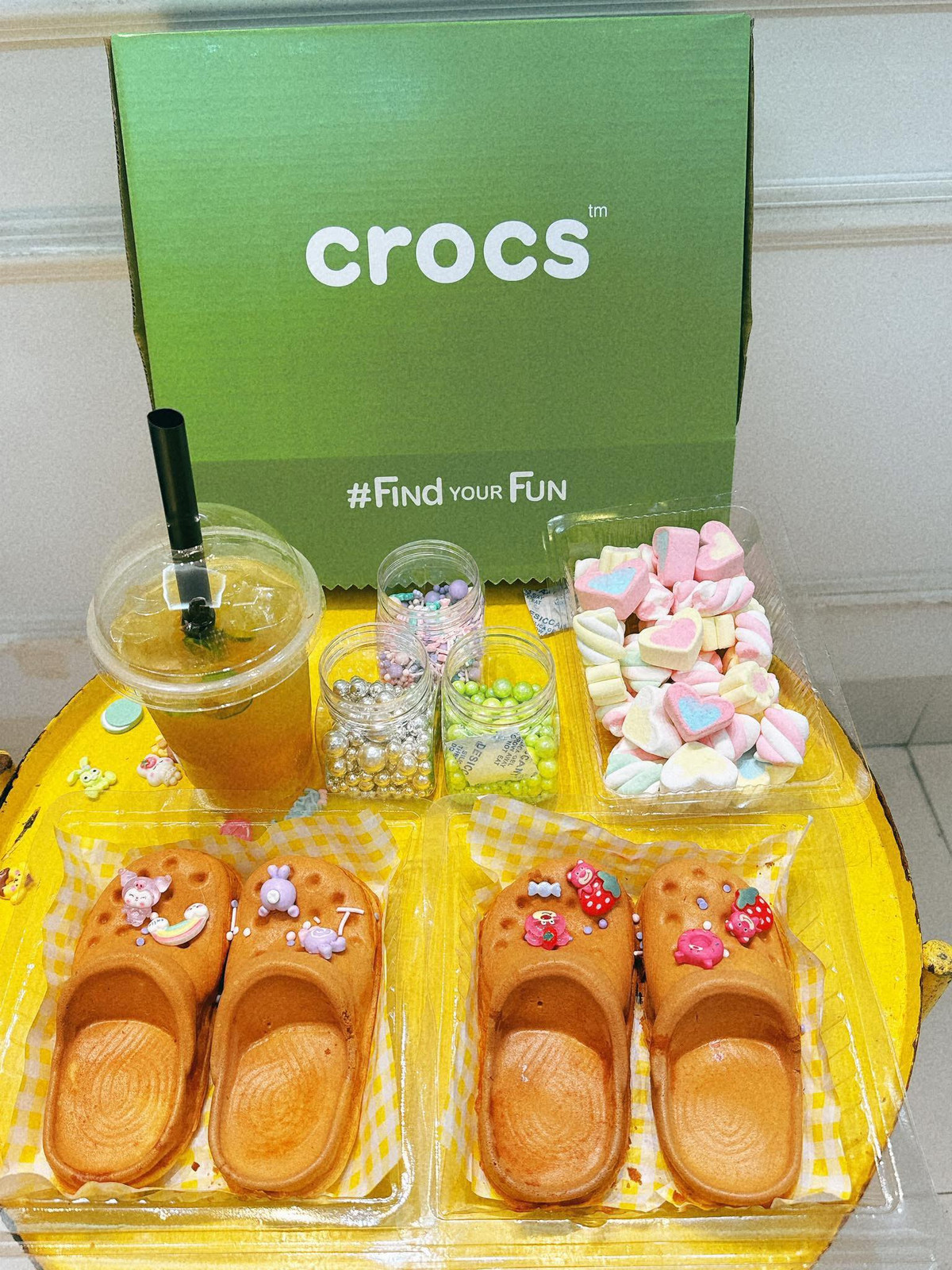 Không chỉ gây ấn tượng bởi hình dáng ngộ nghĩnh, bánh dép chinh phục vị giác của thực khách bởi hương vị thơm ngon. Ảnh Internet