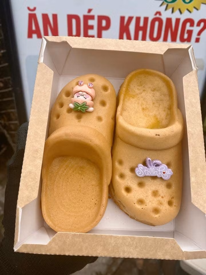 Bánh dép đã "đổ bộ" nhiều nơi, giúp các tín đồ ẩm thực tha hồ săn lùng và trải nghiệm cảm giác "ăn dép" một cách chân thực. Ảnh Internet