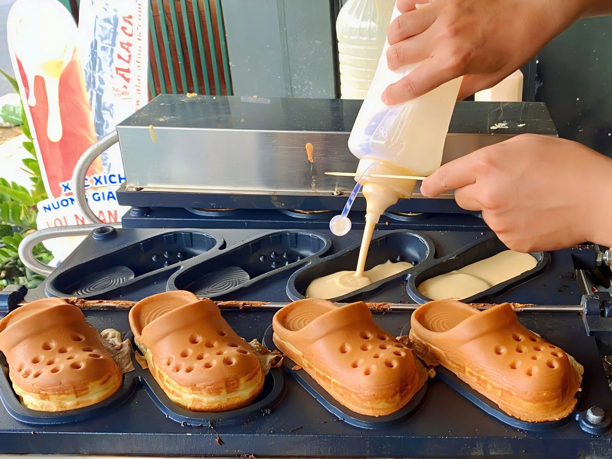 Khuôn bánh bằng kim loại, cấu tạo gần giống khuôn bánh đồng xu hay bánh cá trước đây, chỉ khác hình dáng, một mẻ làm được 8 chiếc bánh.