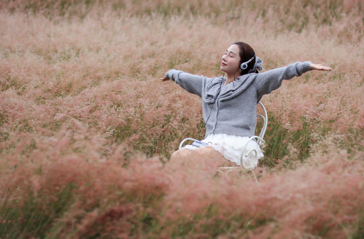 Với vẻ đẹp độc đáo và không gian thơ mộng, đồi cỏ hồng là nơi du khách có thể thả hồn với thiên nhiên, tận hưởng sự tĩnh lặng và không khí yên bình. Ảnh Fb Thu Hằng