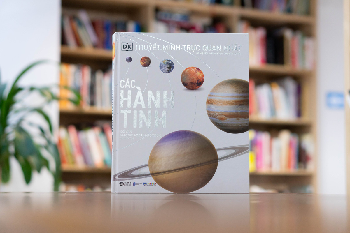 Du hanh xuyen khong gian trong He Mat troi qua trang sach