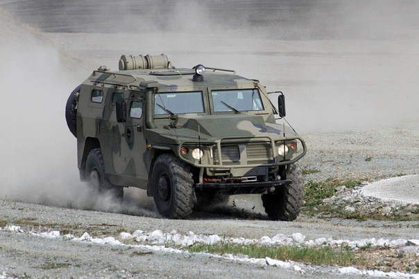 Xe có khung sườn vững chắc, bốn bánh xe chủ động với hệ thống giảm xóc treo thủy lực đi kèm lò xo giảm giật với độ đàn hồi cực tốt. Tiger-M có thể tăng tốc độ lên 90 km/h khi đi trên đường đồi núi và 150 km/h trên đường nhựa.