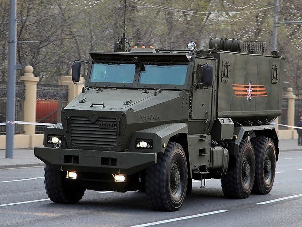 Trong khi đó xe bọc thép chống mìn Ural-63095 Typhoon-U 6 x6 được giới thiệu vào năm 2011 nhưng chính thức phục vụ trong quân đội Nga mới từ năm 2014.