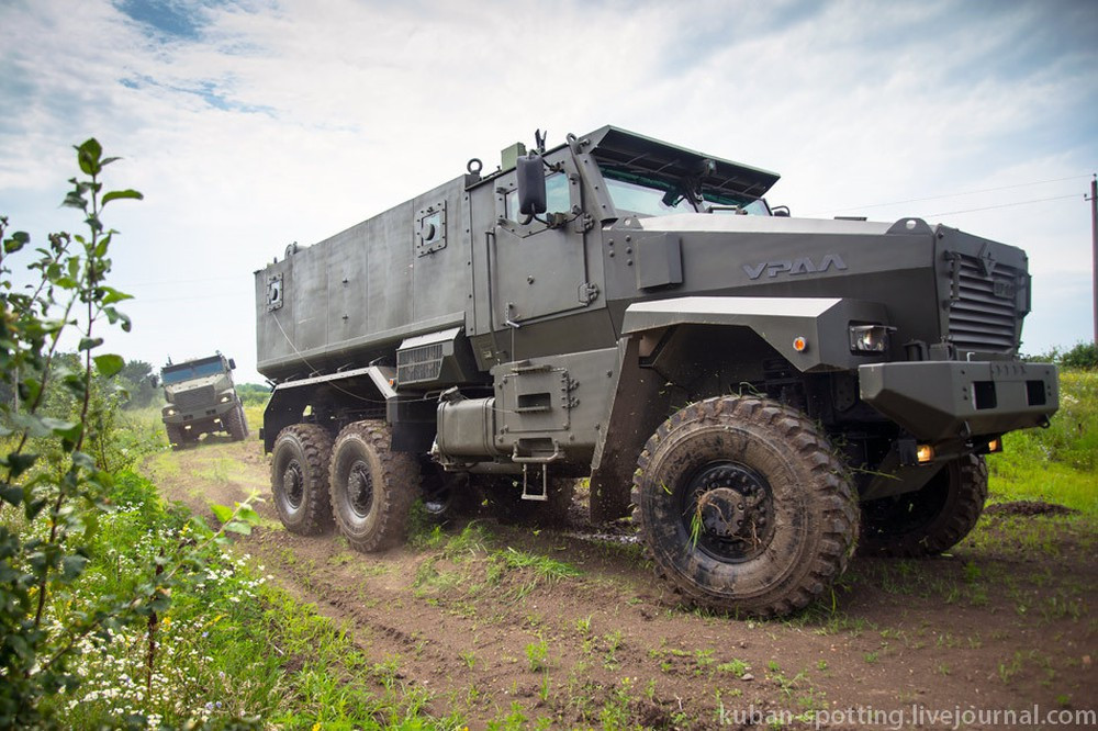 Kíp vận hành của Typhoon-U gồm 3 người, khoang chở quân có thể mang theo 16 binh lính, cửa ra vào phía sau đuôi giúp hạn chế sức sát thương của hỏa lực địch.
