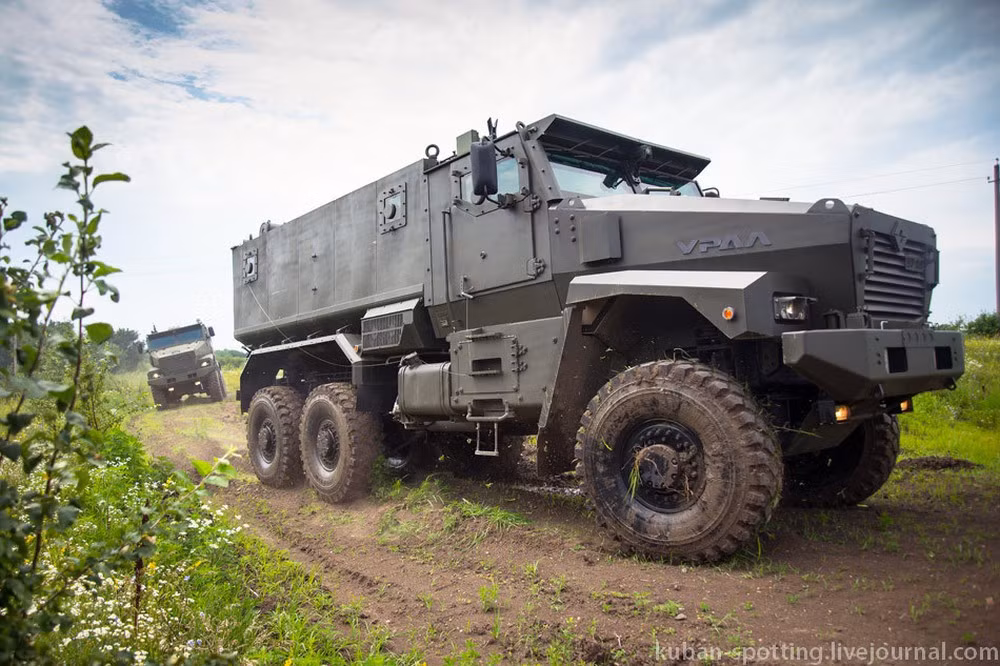 Kíp vận hành của Typhoon-U gồm 3 người, khoang chở quân có thể mang theo 16 binh lính, cửa ra vào phía sau đuôi giúp hạn chế sức sát thương của hỏa lực địch.