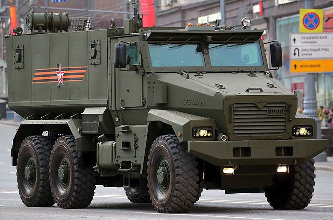 Chiếc xe thiết giáp kháng mìn này có khả năng chống đạn xuyên giáp bắn đi từ súng máy hạng nặng cỡ nòng 14,5 mm hoặc vụ nổ mìn tương đương 8 kg TNT dưới gầm.