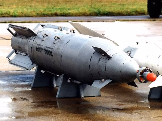 Hiện tại chỉ các cường kích Su-34, Su-22 và các tiêm kích đa năng hạng nặng mới có khả năng mang vác loại bom này.