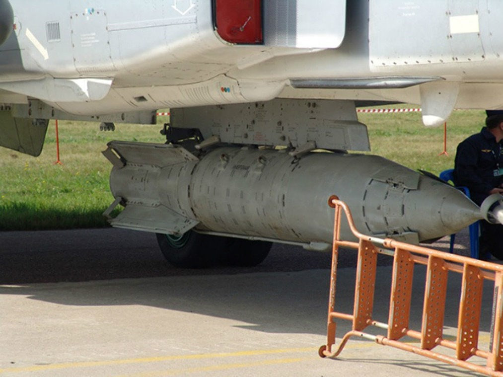 cMỗi quả bom KAB-1500 phiên bản cải tiến của Nga nặng tới 1,5 tấn và có thể xuyên sâu vào lòng đất 20m trước khi phát nổ để hủy diệt hoàn toàn mục tiêu.