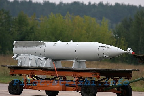 Ngoài gắn hai bên cánh, bom KAB-1500 còn được lắp ở khoảng trống giữa hai động cơ máy bay.