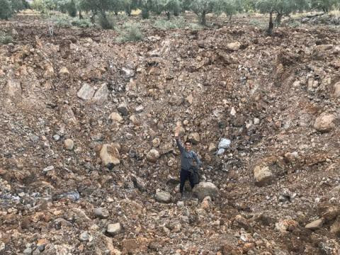 Hố bom ước tính rộng khoảng 15m và sâu trên 4m. Mặc dù vậy truyền thông Nga không tiết lộ không quân nước này đã dùng loại bom nào thực hiện vụ không kích.