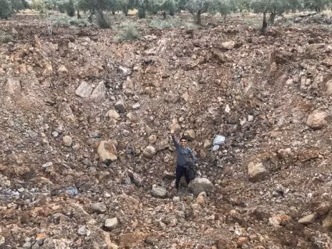 Hố bom ước tính rộng khoảng 15m và sâu trên 4m. Mặc dù vậy truyền thông Nga không tiết lộ không quân nước này đã dùng loại bom nào thực hiện vụ không kích.