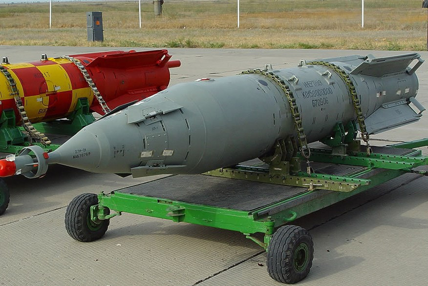 Được biết bom KAB-1500 được Liên Xô phát triển từ đầu thập niên 1970, sau này Nga tiếp tục cải tiến và cho ra đời bom thông minh dựa trên KAB-1500.