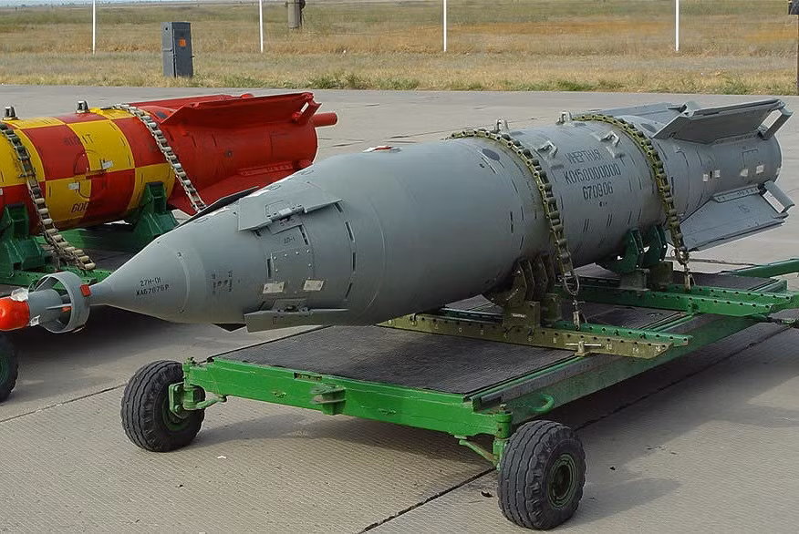 Được biết bom KAB-1500 được Liên Xô phát triển từ đầu thập niên 1970, sau này Nga tiếp tục cải tiến và cho ra đời bom thông minh dựa trên KAB-1500.