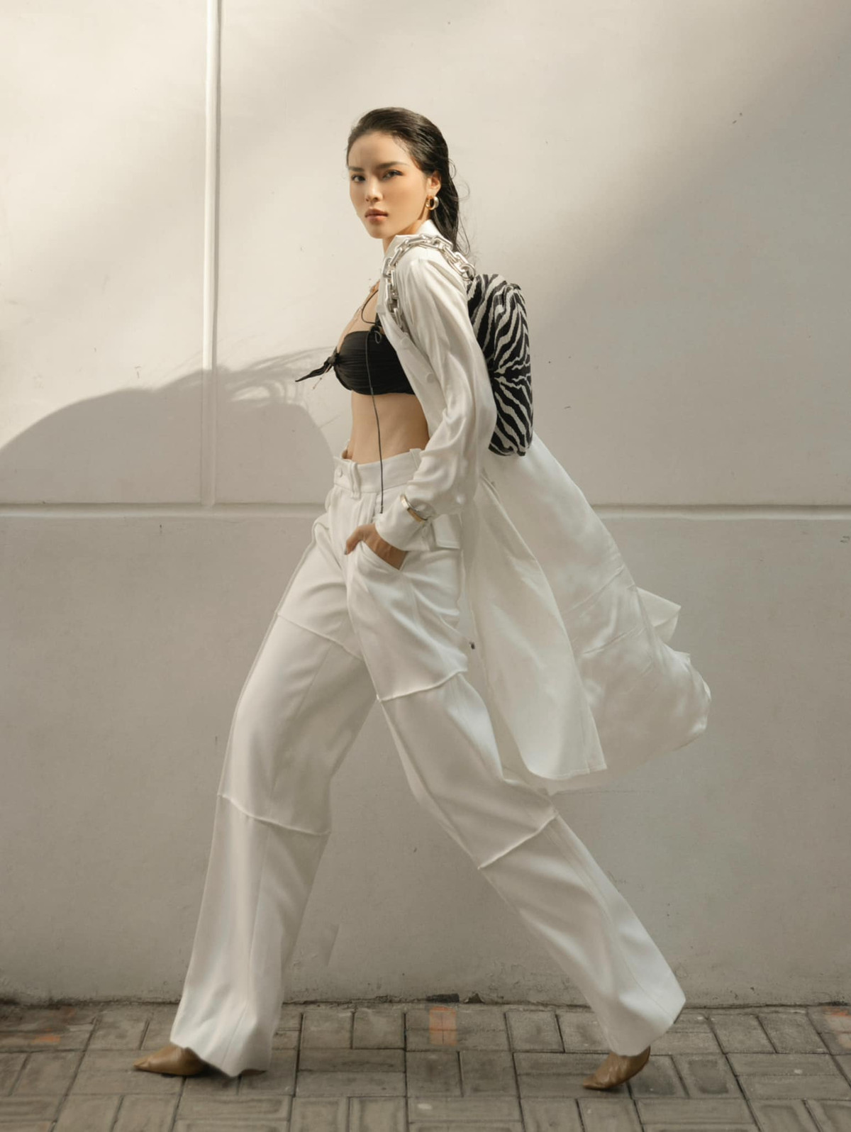 Với vóc dáng gợi cảm, Kỳ Duyên "cân đẹp" mọi loại trang phục.