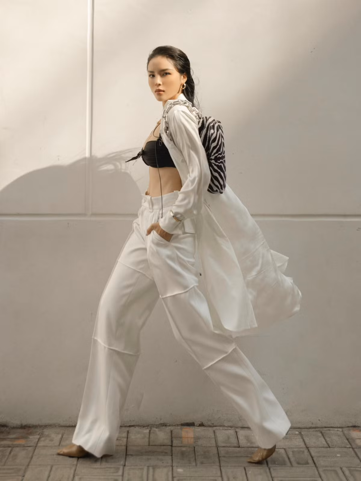 Với vóc dáng gợi cảm, Kỳ Duyên "cân đẹp" mọi loại trang phục.