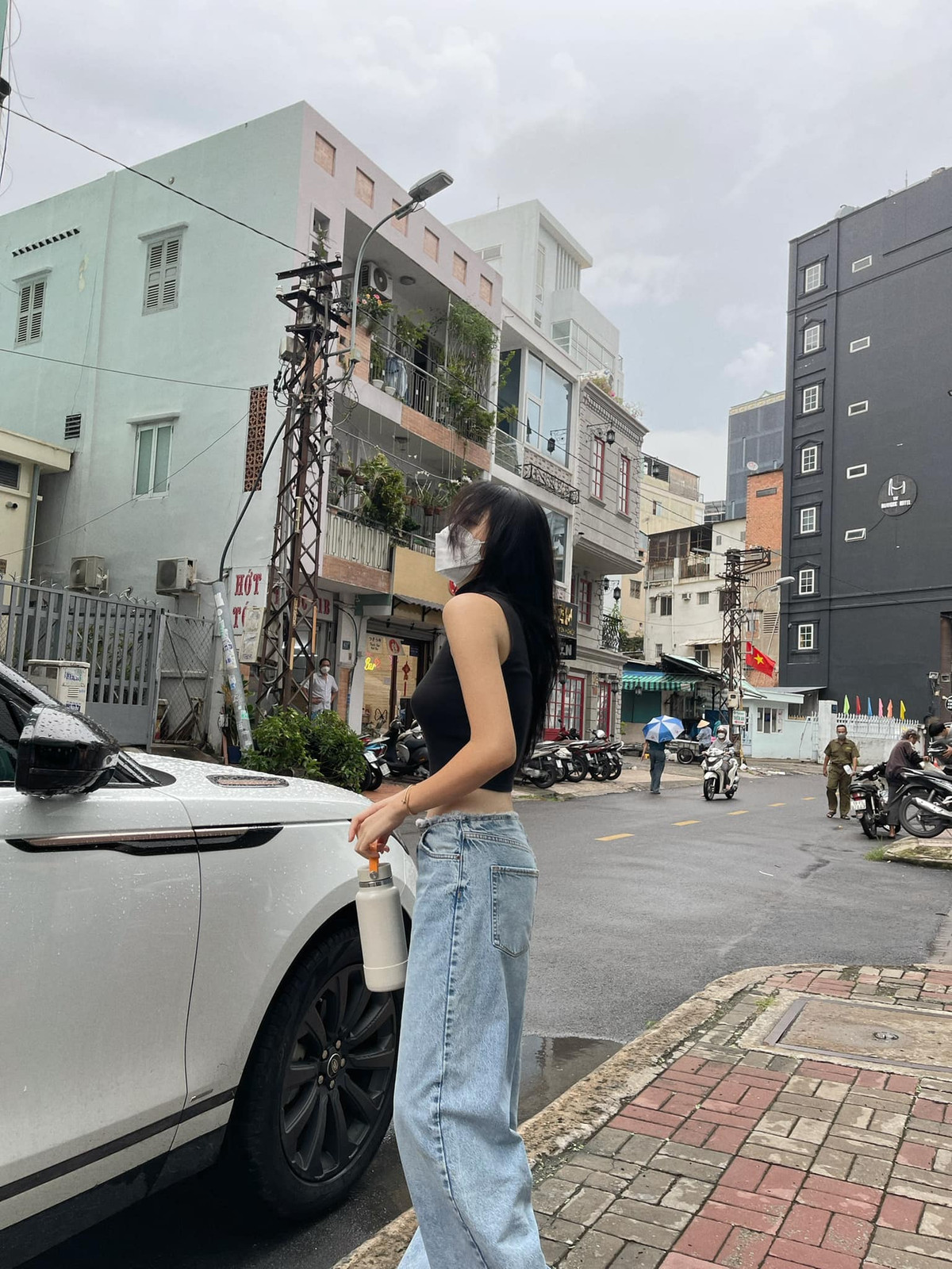 Nhiều người chú ý vào vóc dáng mảnh mai của nàng hậu gốc Nam Định.