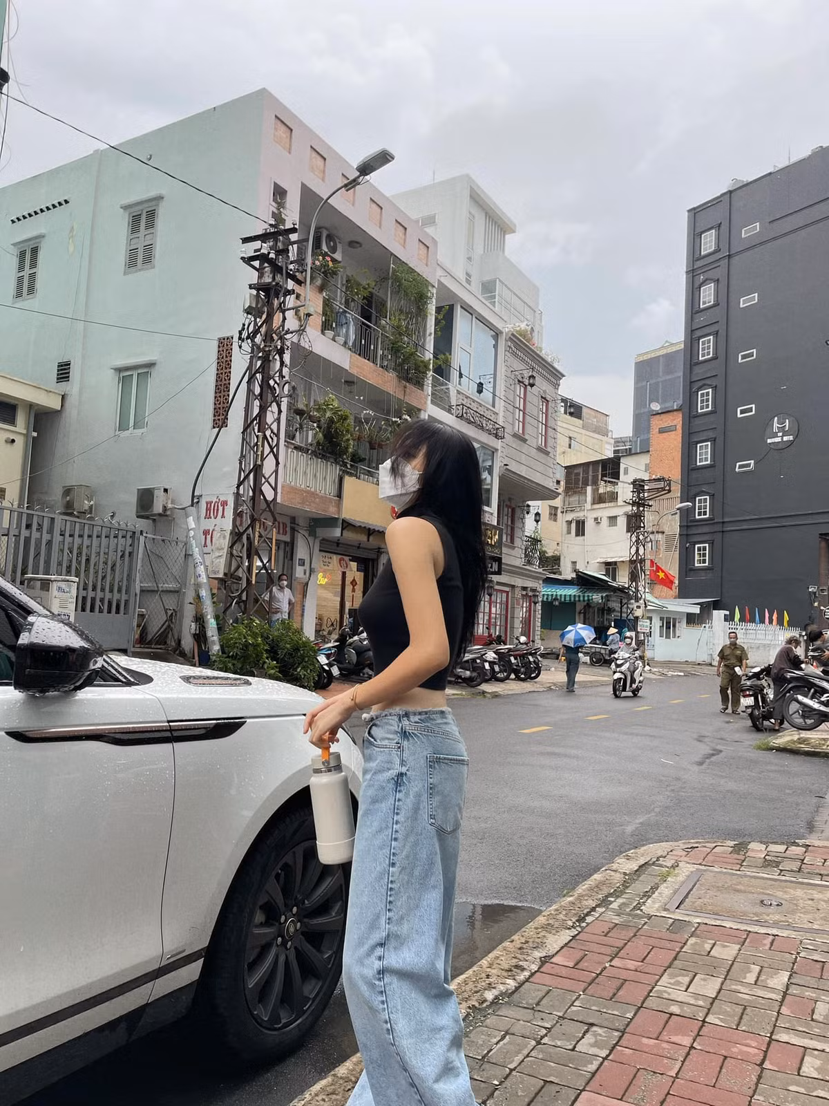 Nhiều người chú ý vào vóc dáng mảnh mai của nàng hậu gốc Nam Định.