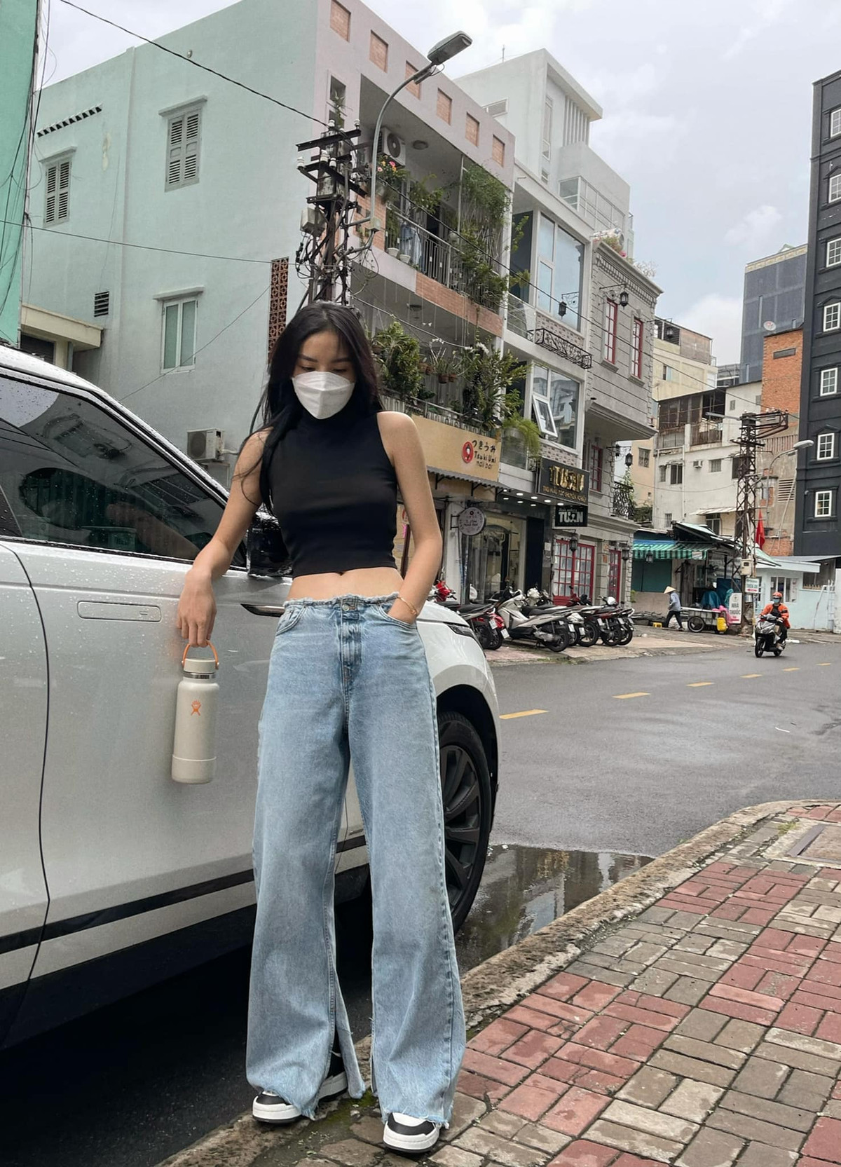 Kỳ Duyên khiến bao cô gái phải trầm trồ với vòng eo con kiến không chút mỡ thừa.