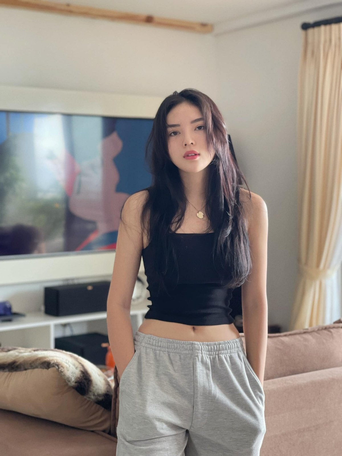 "Thói quen ăn uống thay đổi hoàn toàn, ăn nhạt hơn, uống nước nhiều hơn, ngủ ngon, da dẻ trộm vía căng bóng, cơ thể luôn trong trạng thái nhẹ nhàng và hoàn toàn khỏe mạnh", Kỳ Duyên chia sẻ.