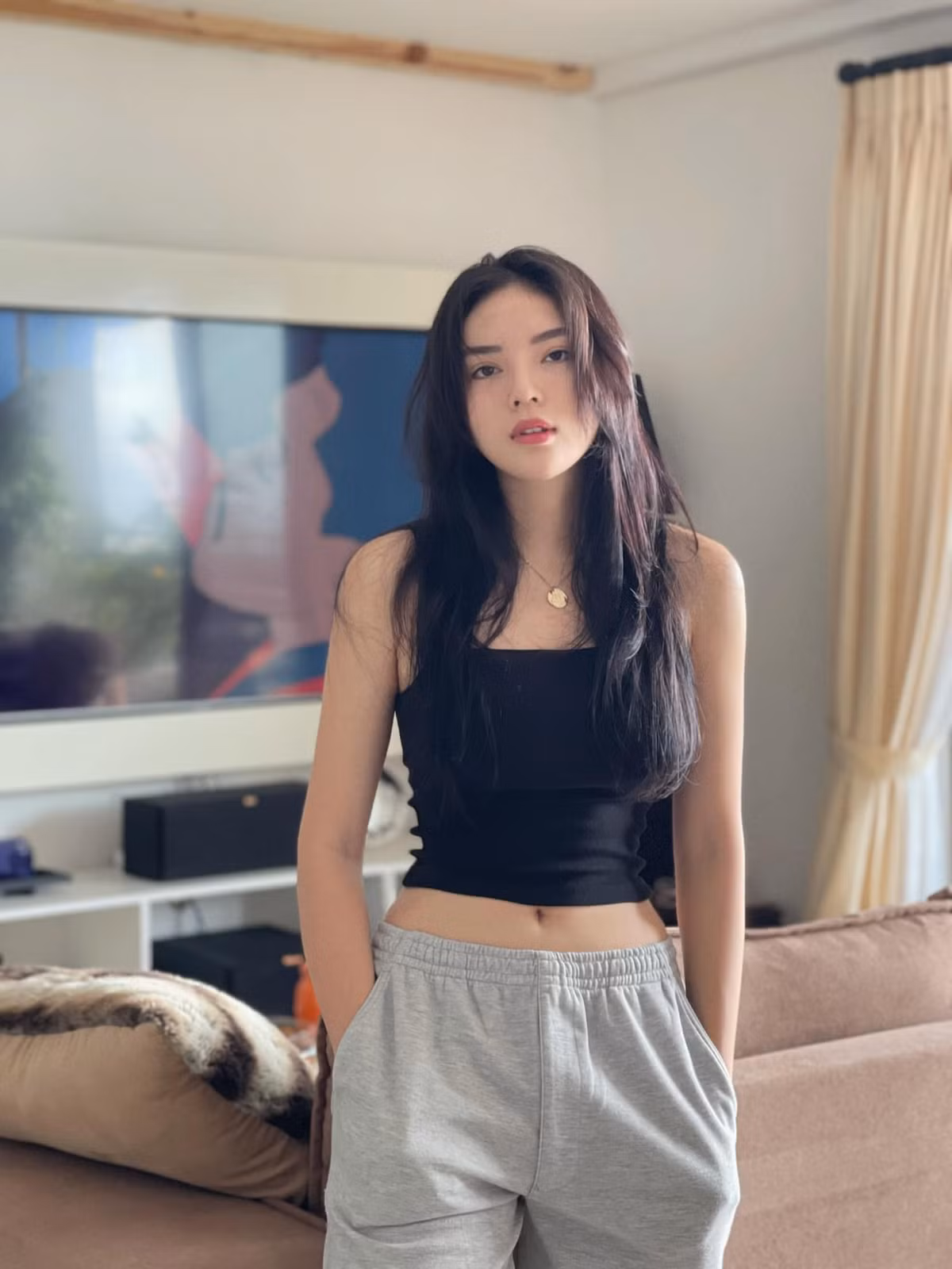 "Thói quen ăn uống thay đổi hoàn toàn, ăn nhạt hơn, uống nước nhiều hơn, ngủ ngon, da dẻ trộm vía căng bóng, cơ thể luôn trong trạng thái nhẹ nhàng và hoàn toàn khỏe mạnh", Kỳ Duyên chia sẻ.