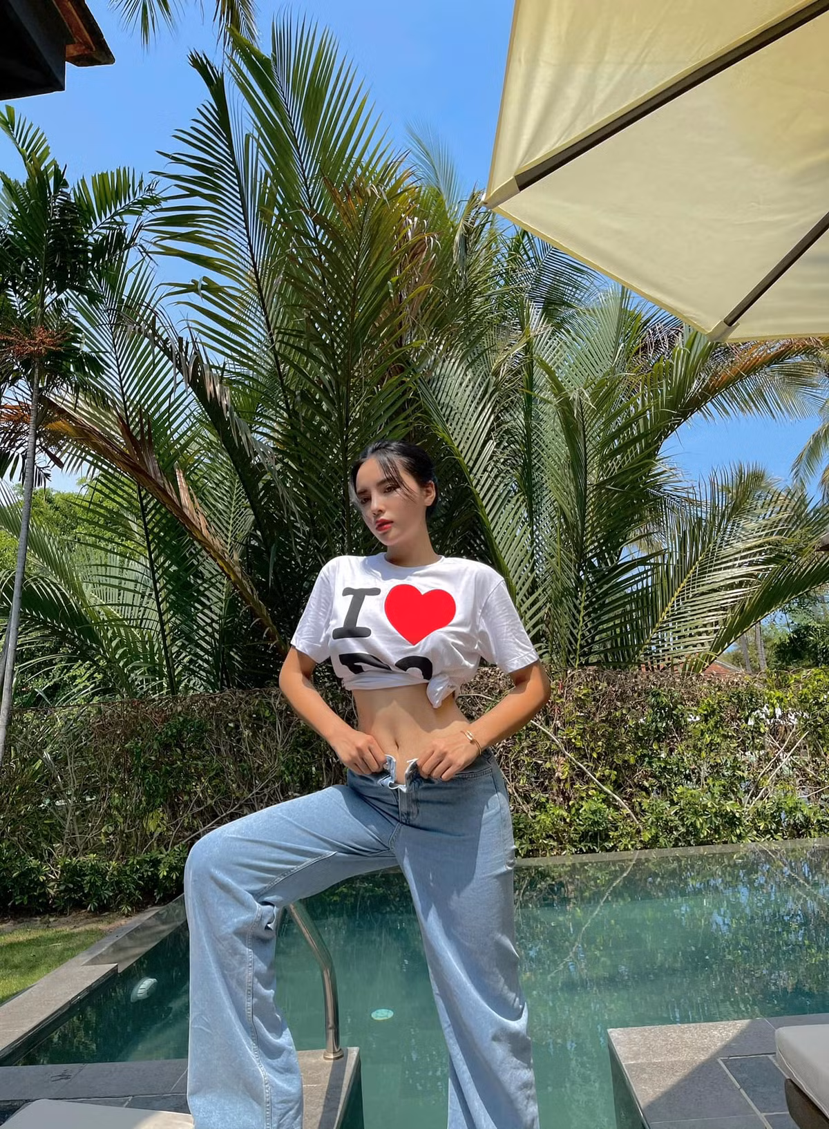 Kỳ Duyên cũng chăm diện các trang phục có thể phô diễn tối đa vẻ đẹp cơ thể, đặc biệt là vòng eo.