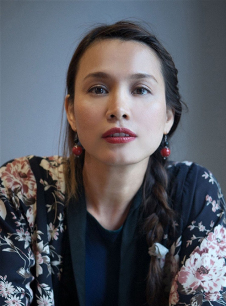  Hoa hậu Ngọc Khánh tốt nghiệp Đại học Luật và làm MC trong rất nhiều sự kiện đòi hỏi sự sang trọng. Cô được nhiều khán giả gọi là "Julia Robert của Việt Nam".