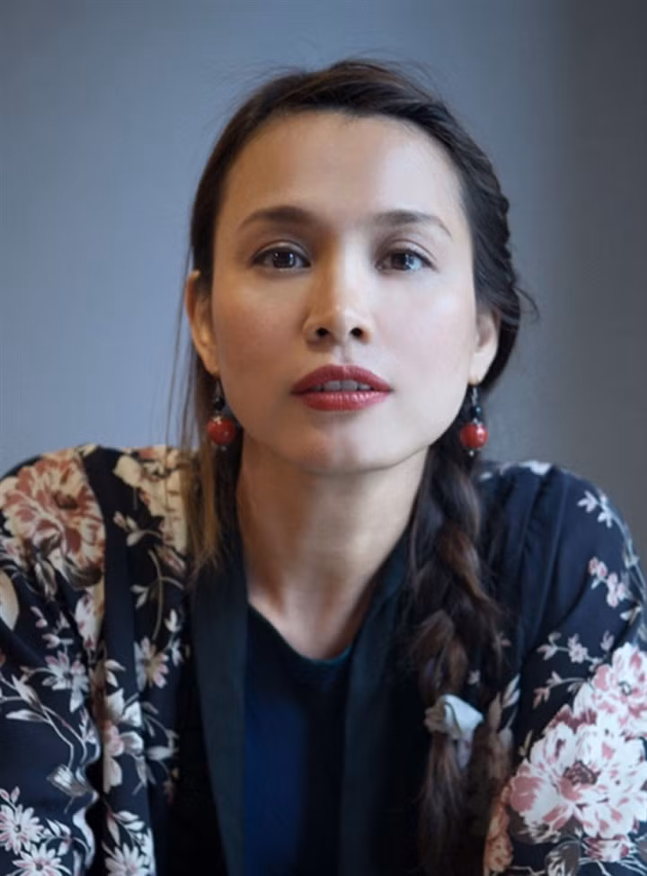  Hoa hậu Ngọc Khánh tốt nghiệp Đại học Luật và làm MC trong rất nhiều sự kiện đòi hỏi sự sang trọng. Cô được nhiều khán giả gọi là "Julia Robert của Việt Nam".