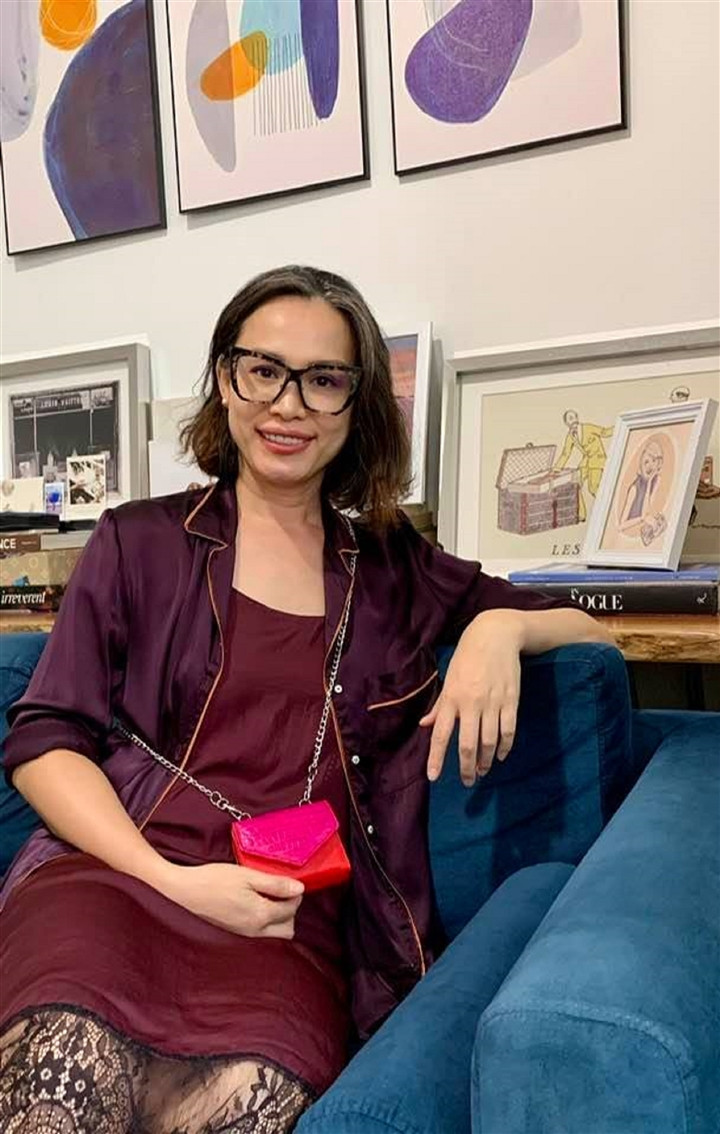 Bước sang tuổi 45, tóc của Ngọc Khánh đã bạc khá nhiều. Tuy nhiên, Hoa hậu Việt Nam 1998 không buồn lòng vì điều đó. Cô cũng không tìm cách nhuộm tóc mà ngược lại vẫn coi đó là vẻ đẹp riêng của mình.