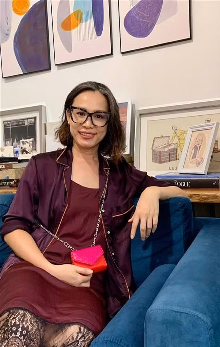 Bước sang tuổi 45, tóc của Ngọc Khánh đã bạc khá nhiều. Tuy nhiên, Hoa hậu Việt Nam 1998 không buồn lòng vì điều đó. Cô cũng không tìm cách nhuộm tóc mà ngược lại vẫn coi đó là vẻ đẹp riêng của mình.