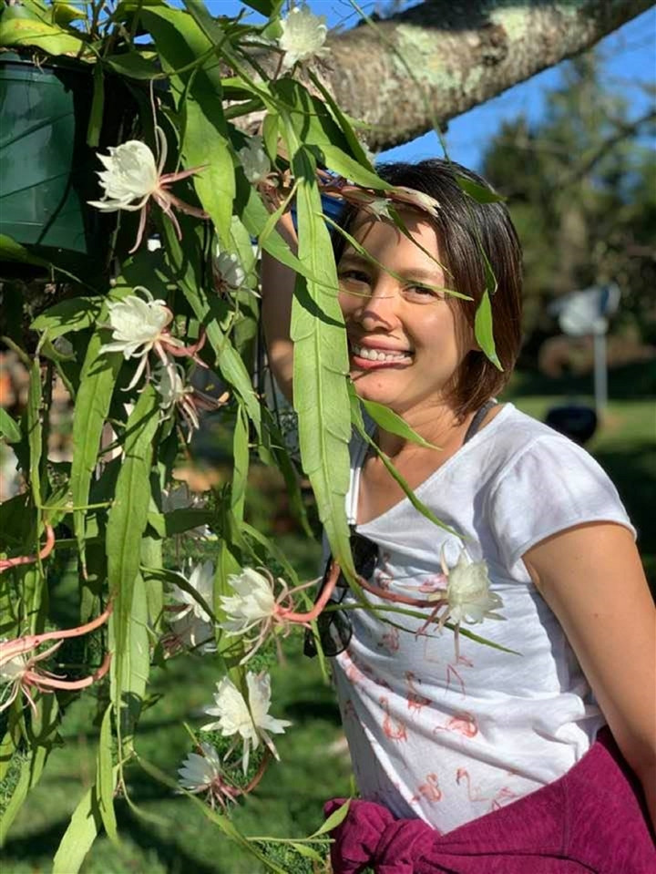 Cô hạnh phúc tận hưởng cuộc sống ở trang trại trồng nho và sản xuất rượu vang của gia đình.