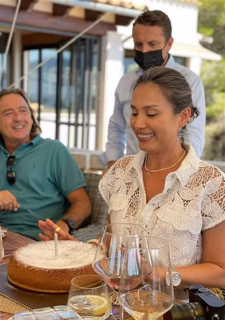 Ngọc Khánh trong buổi tiệc sinh nhật do chồng tổ chức. Cô đón tuổi mới khi đang ở Tây Ban Nha thăm mẹ chồng.