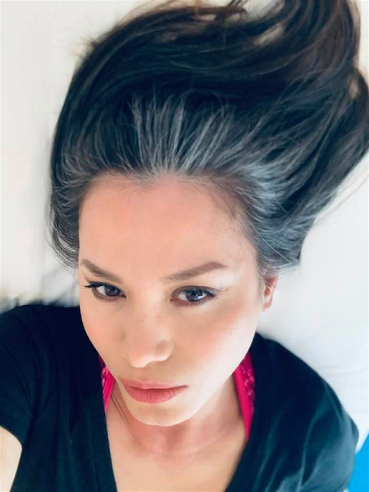 Ngọc Khánh tự tin khoe tóc bạc.