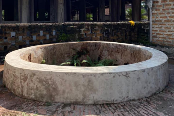 Giếng đình Mông Phụ sau khi được đoàn làm phim "khắc phục hậu quả". Giếng cổ này nằm trong khu vực bảo vệ cấp 1, phải được bảo vệ nguyên trạng về mặt bằng và không gian, tuân thủ theo Luật Di sản văn hóa. Ảnh: Vietnamnet.