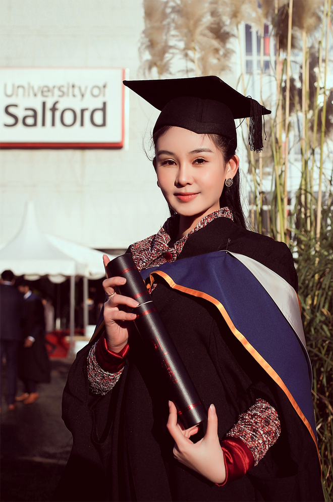 Năm 2019, người đẹp gây bất ngờ khi khoe nhận bằng thạc sĩ của trường Salford University (Manchester, Anh).