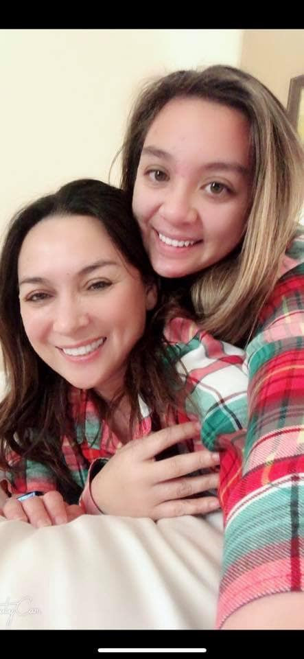 Sau 1 tuần Phi Nhung qua đời, con gái ruột và gia đình Phi Nhung ngày đêm mong ngóng đón cố ca sĩ về Mỹ. Mới nhất, Wendy Phạm - con gái của Phi Nhung viết tâm thư lay động lòng người.