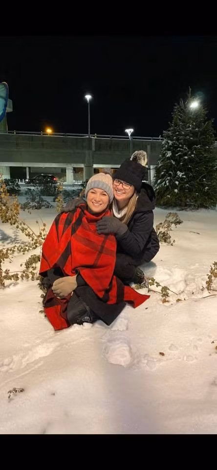 Trước đó, ngày 28/9, khi nữ ca sĩ qua đời, Wendy Phạm cũng chia sẻ những lời đau xót: "Mẹ ơi, mẹ về chơi một tí được không. Con muốn nghe mẹ nói và được mẹ ôm. Con muốn thấy mẹ cười. Con muốn ôm mẹ thật chặt và mãi không buông. Con muốn nói là con yêu mẹ nhiều lắm".