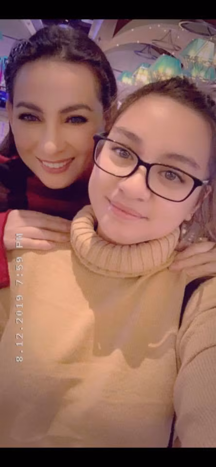 "... Xin ngài giúp cho mẹ con sớm được về với con. Mẹ con cũng hứa với con xong việc mẹ con sẽ về. Xin ông giúp con, xin mọi người giúp con, mẹ con đã sống cho mọi người rồi, giờ cho con xin lại mẹ con", con gái Phi Nhung viết.