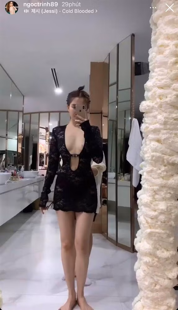 Mới đây, Ngọc Trinh khiến dân mạng "mất máu" khi đăng tải đoạn clip khoe dáng nuột nà với trang phục "hư hỏng".