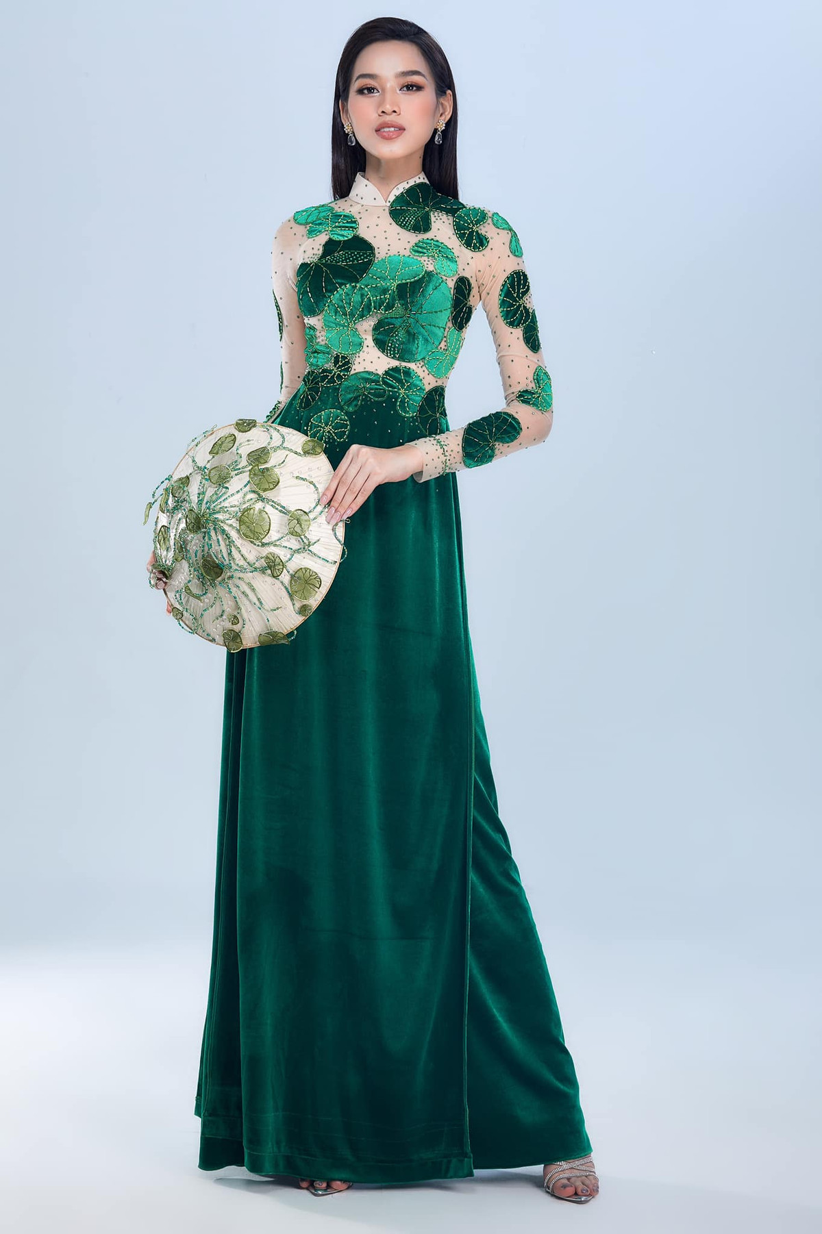 Trên trang cá nhân, Đỗ Thị Hà chia sẻ: “Dân Thanh Hoá, ăn rau má phá đường tàu” - chắc hẳn rất nhiều người đã từng nghe qua câu nói này nhưng mấy ai biết được ý nghĩa thật sự đằng sau là gì. Hôm nay, tại cuộc thi Miss World 2021, Hà mang hình ảnh rau má đặc trưng của vùng đất xứ Thanh đến gần hơn với các bạn khán giả Việt Nam cũng như bạn bè quốc tế".