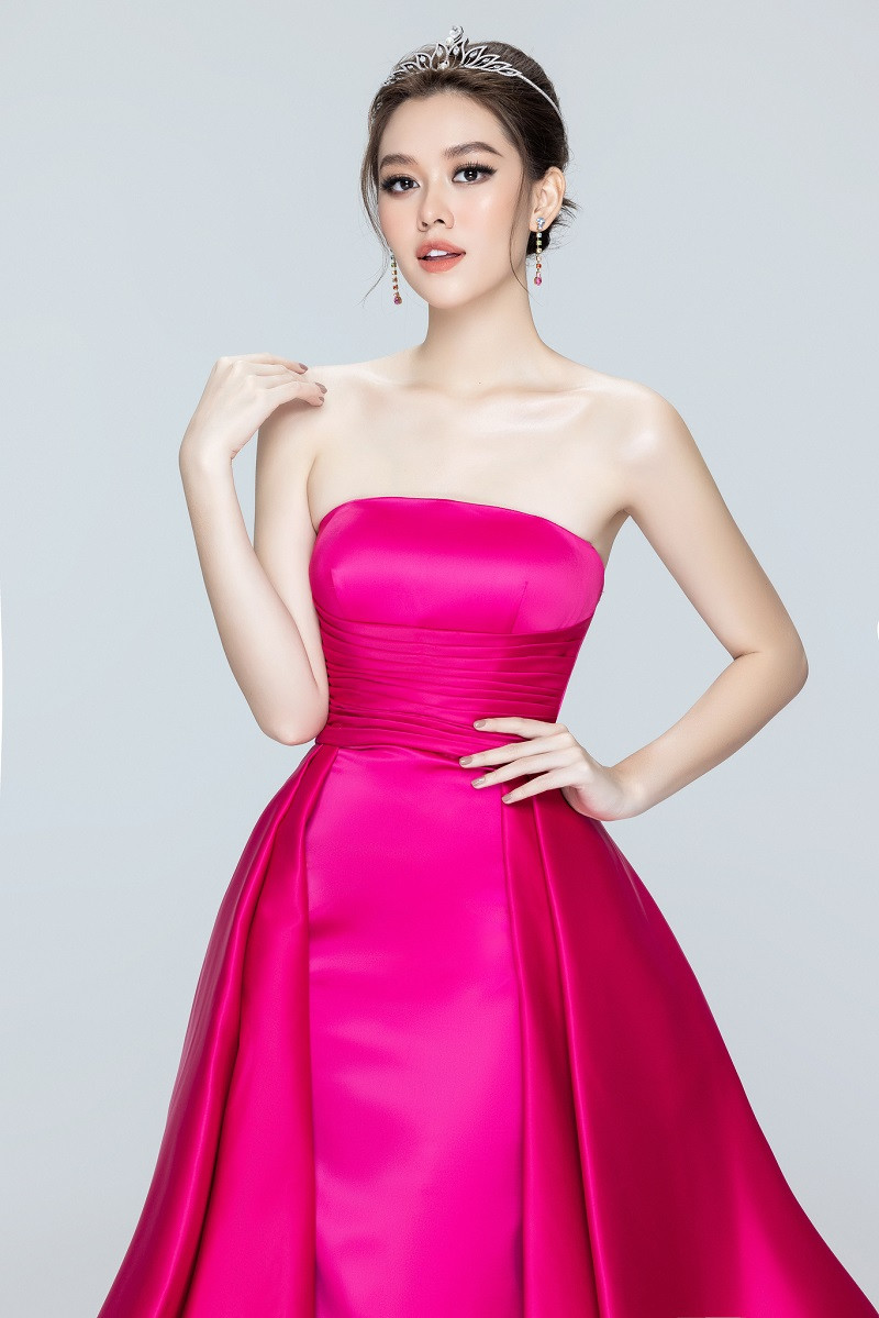 Với Tường San, cô vẫn giữ vững phong độ khi sở hữu nhan sắc mỹ miều đáng ngưỡng mộ kể cả khi đã lập gia đình.