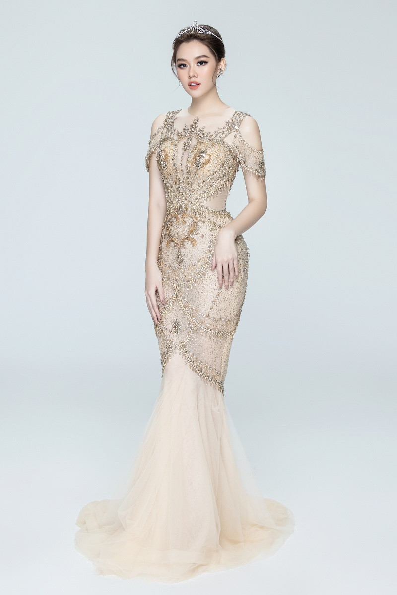 Theo đuổi hình tượng nữ tính, thanh lịch, vẻ đẹp ngọt ngào, cổ điển của Tường San là điểm nhấn đặc biệt mỗi khi Top 3 Miss World Vietnam 2019 tái ngộ.