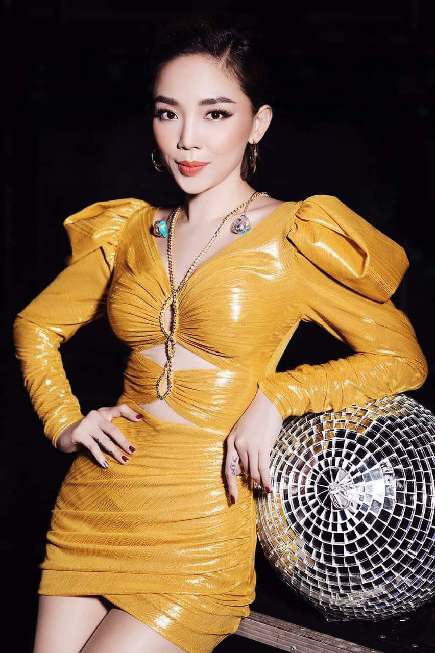 Đặc biệt, Tóc Tiên kết các trang phục có màu sắc rực rỡ.