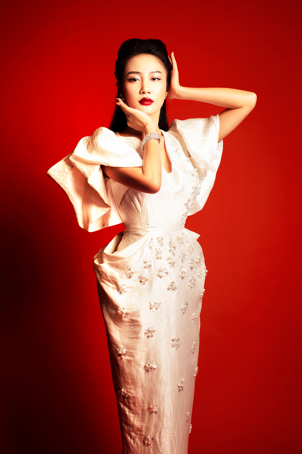 Dù làng giải trí chịu nhiều ảnh hưởng của dịch bệnh, nhưng ngay trong tháng 1/2021, Văn Mai Hương đã trình làng “Hương (Scent)” - album thứ ba trong sự nghiệp của cô.