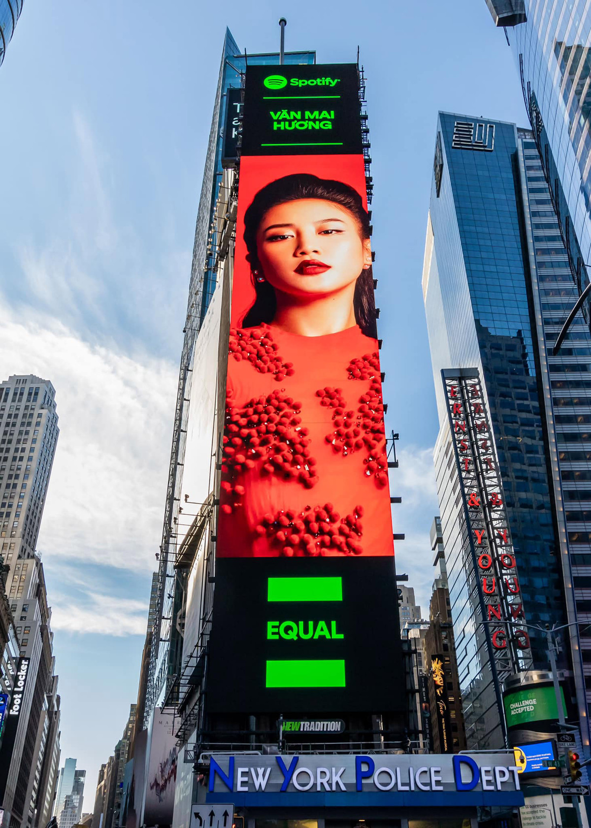 Mới đây, hình ảnh của ca sĩ Văn Mai Hương bất ngờ xuất hiện trên Billboard đặt giữa Quảng trường Thời đại (Times Square) ở New York, Mỹ.