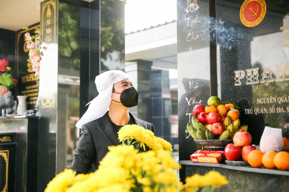 Đây là lần đầu tiên Ngọc Sơn “gặp lại” mẹ sau thời gian giãn cách, để nói lời từ biệt với người mẹ mà anh luôn hết mực yêu thương, kính trọng.