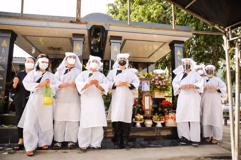 Ngày 15/11, ba anh em Ngọc Sơn, Ngọc Hải, Ngọc Hà cùng gia đình đã làm lễ hạ huyệt cho mẹ tại thành phố Bà Rịa – Vũng Tàu sau thời gian khó khăn do giãn cách và dịch bệnh phức tạp.