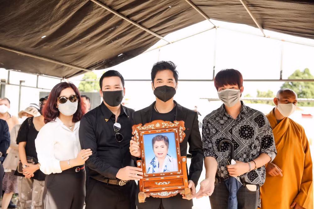 Trong buổi lễ, ngoài anh em Ngọc Sơn, một số học trò thân thiết nhất của nam danh ca hay tin và xin được đến viếng như: ca sĩ - doanh nhân Michael Lang, ca sĩ Quách Tuấn Du, con nuôi Sinti Quang Ngọc, Huệ Trần…